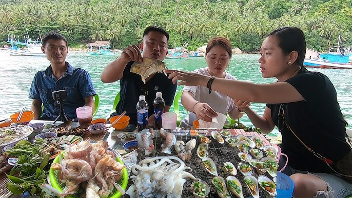 Hải sản tươi sống là đặc sản nhất định phải thử khi ghé Hòn Sơn