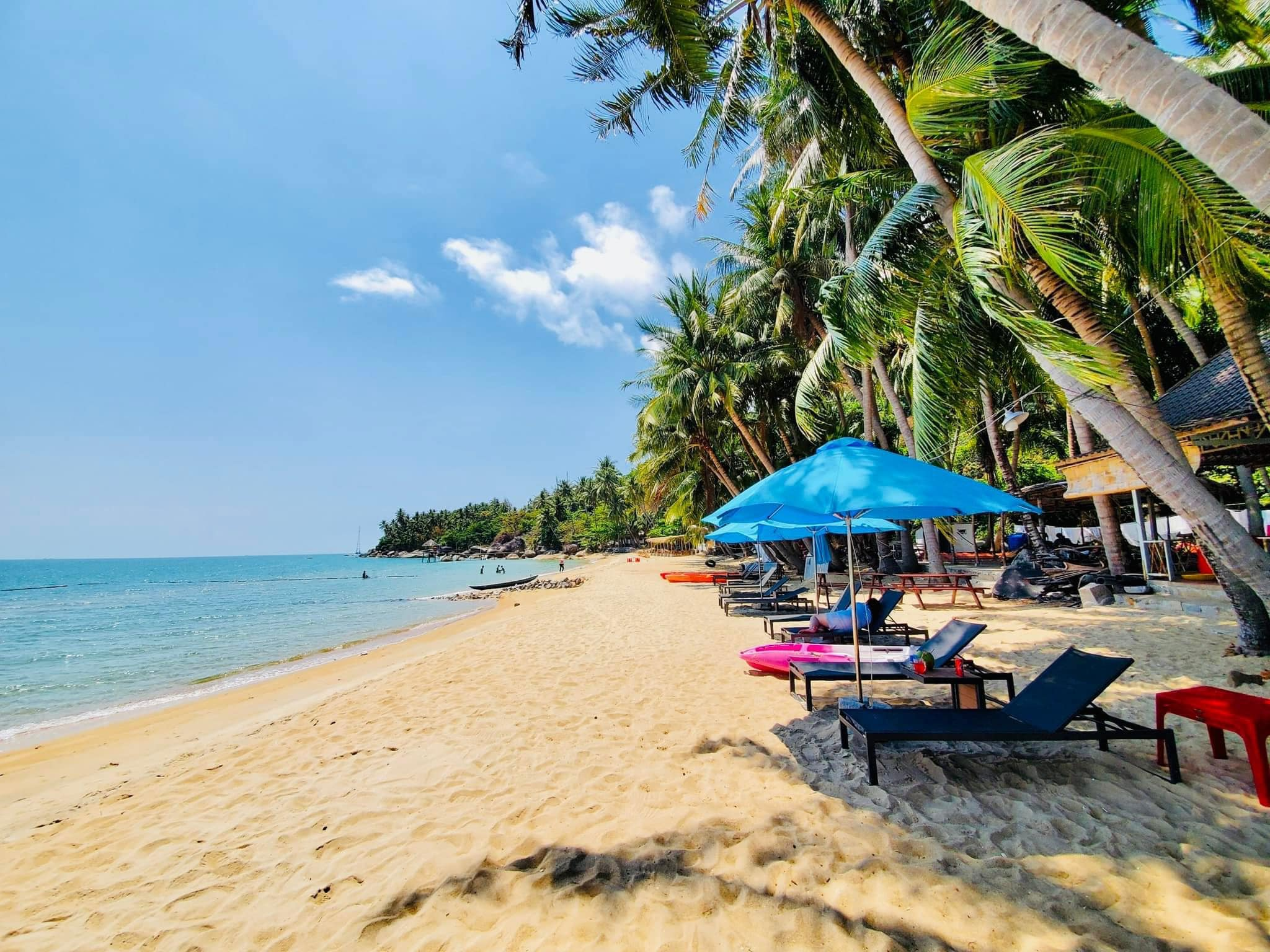 Nước biển trong xanh và bãi cát vàng mịn tại Bãi Bàng