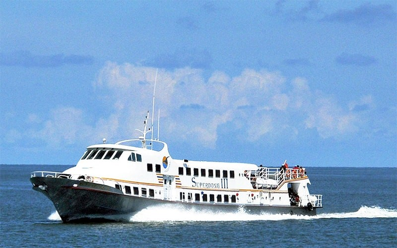 Du khách cần di chuyển bằng tàu cao tốc từ đất liền tới Hòn Sơn trước