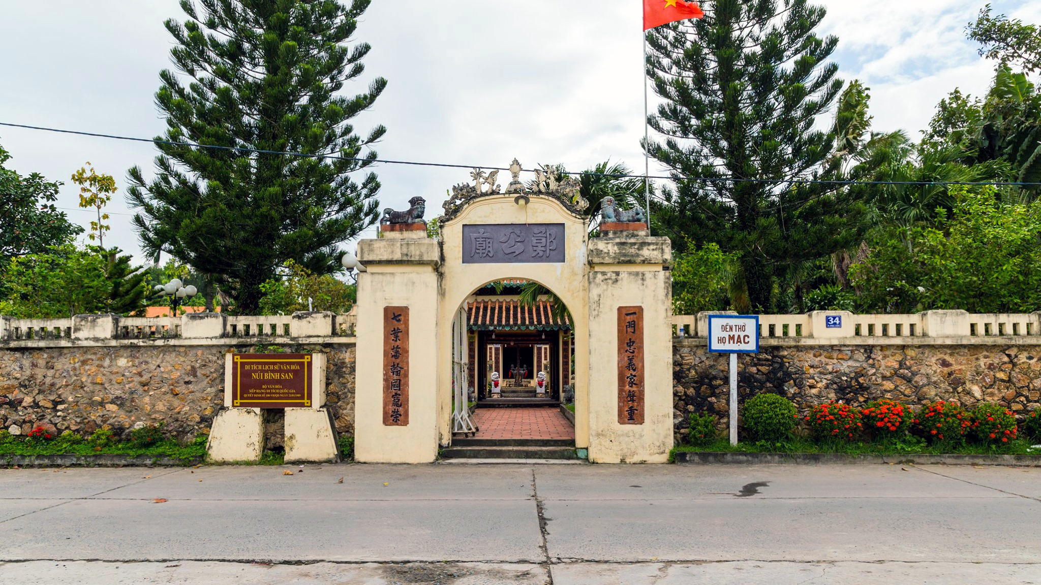Đền thờ họ Mạc nằm ngay chân núi Bình San
