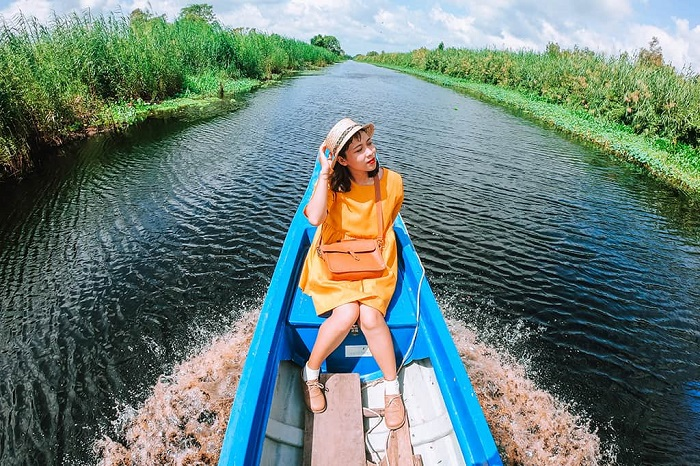 Du khách trải nghiệm đi xuồng xuyên qua rừng tràm 