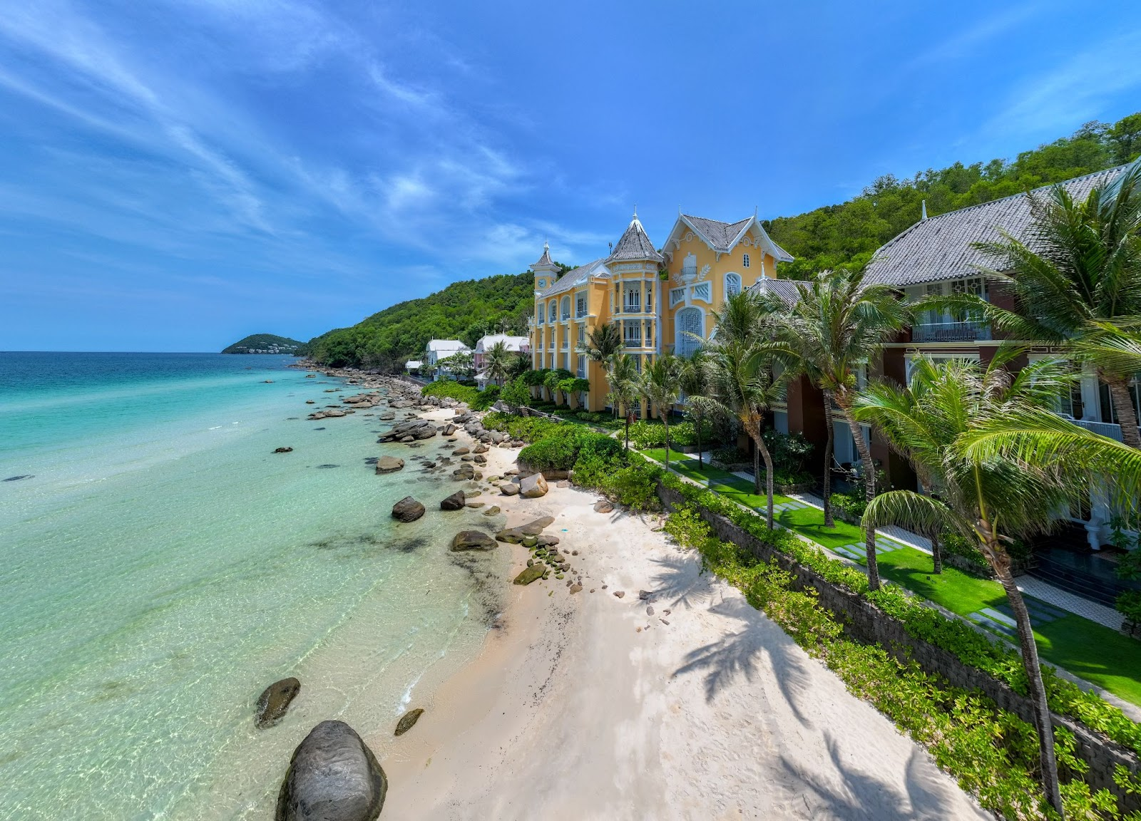 Buổi sáng là thời gian lý tưởng để du khách đi dạo bờ biển và chiêm ngưỡng khung cảnh bình minh tuyệt đẹp