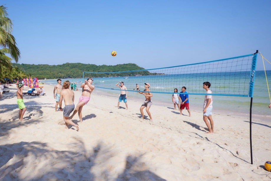 Du khách cùng người dân địa phương vui chơi thể thao trên cát 
