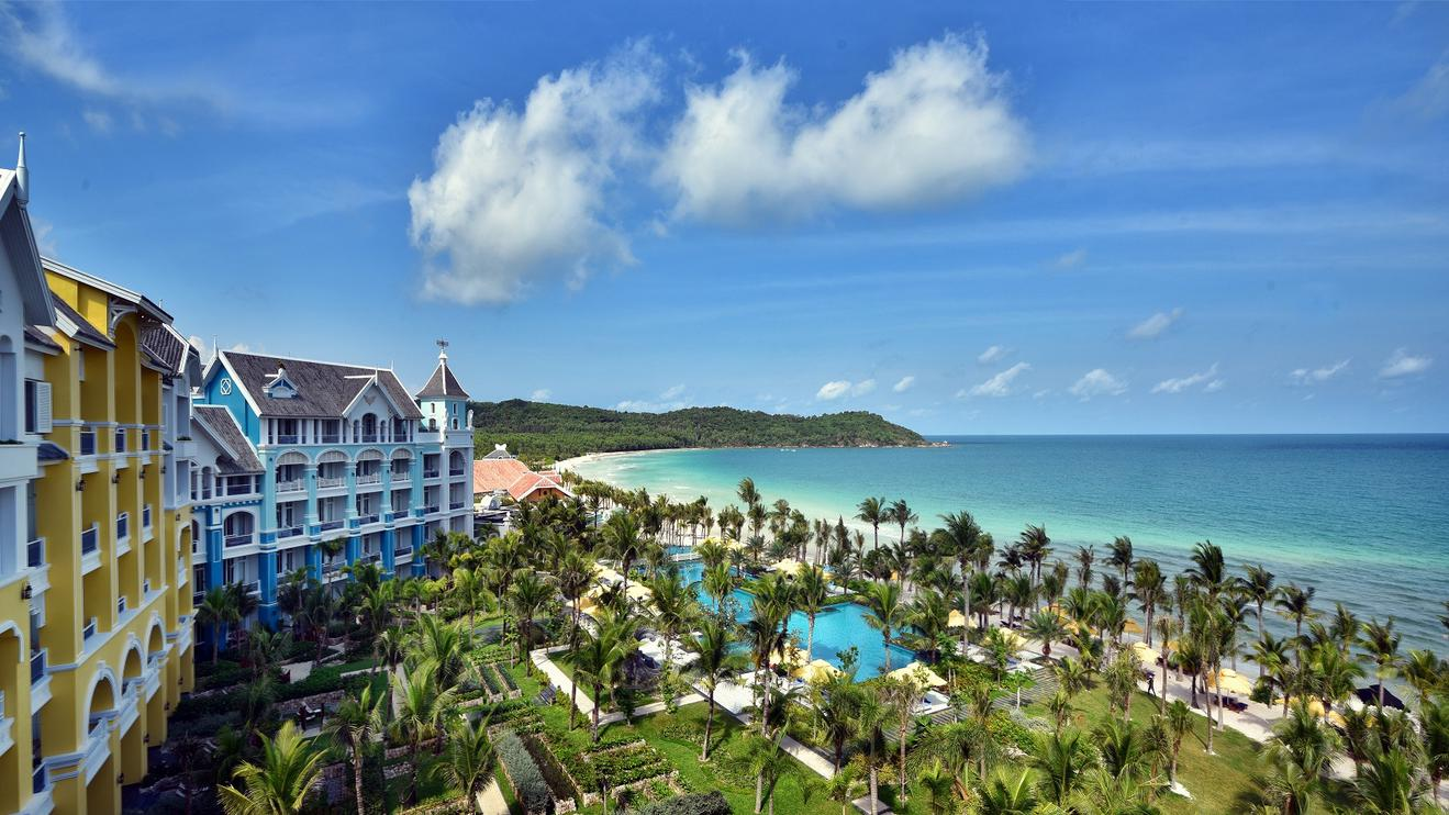 Các khách sạn 5 sao như&nbsp;JW Marriott Phu Quoc Emerald Bay với tầm nhìn hướng thẳng ra Bãi Kem