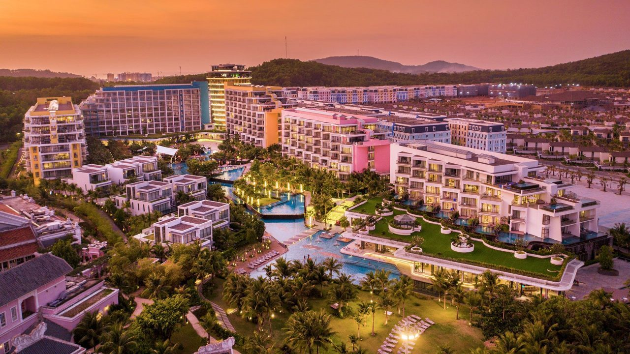 Toàn cảnh khu nghỉ dưỡng Premier Residences Phu Quoc Emerald Bay dưới ánh hoàng hôn đặc trưng của Phú Quốc