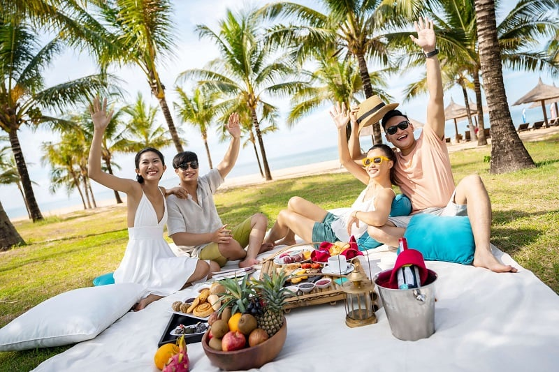 Du khách check in tại bãi biển ở Mũi Ông Đội 