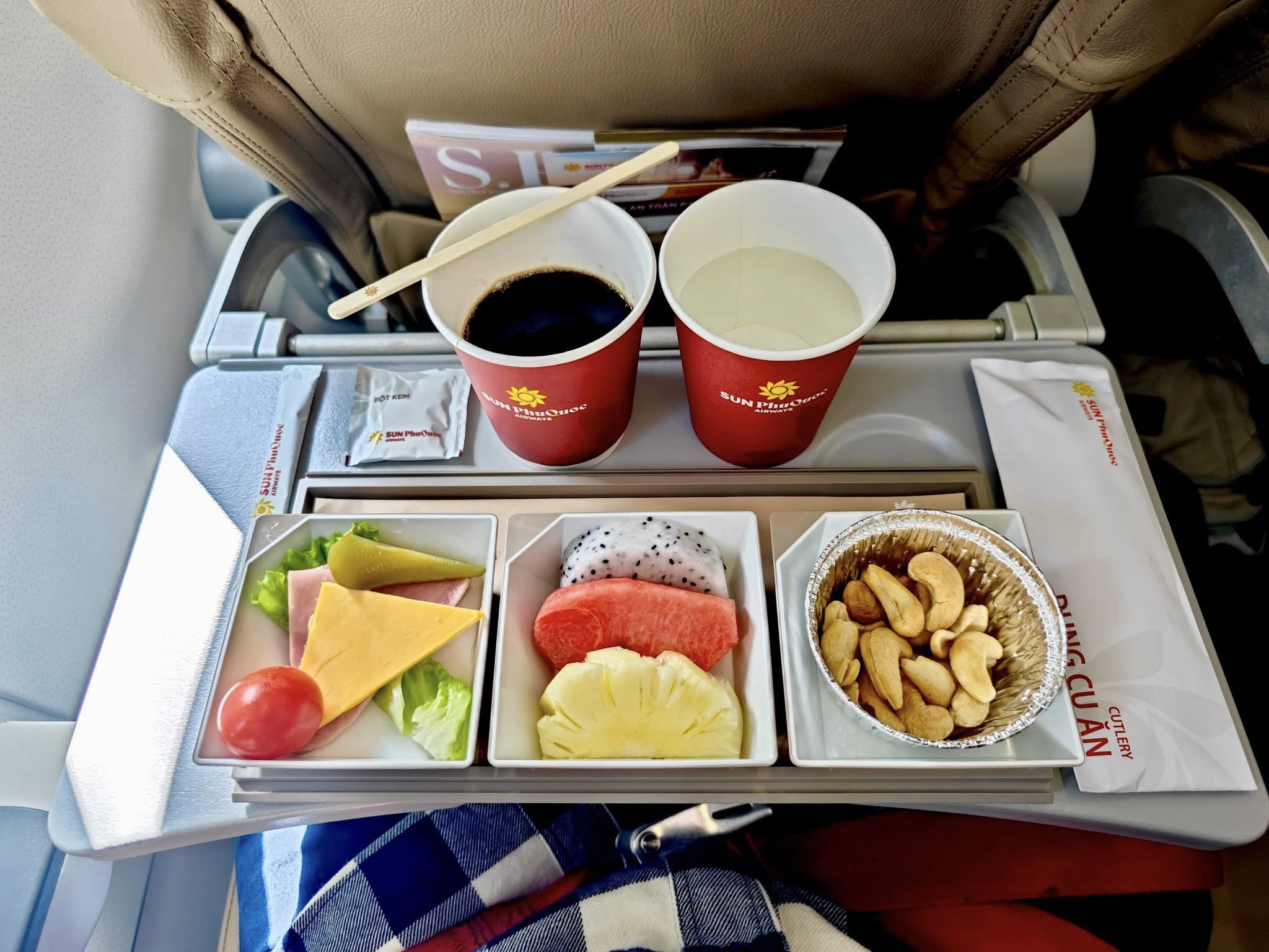 Suất ăn bắt mắt được phục vụ cho mọi hành khách trên chuyến bay sủa Sun PhuQuoc Airways