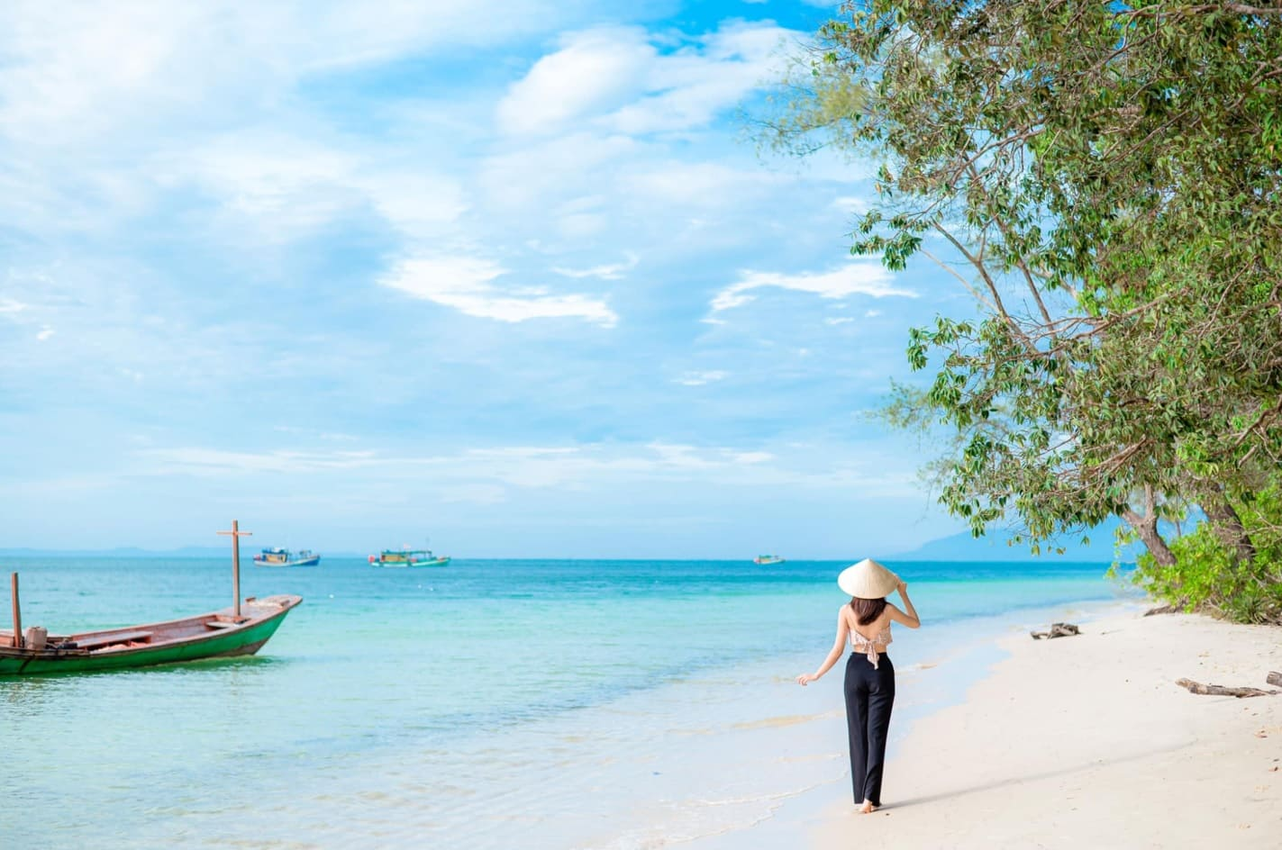 Khung cảnh yên bình, thiên nhiên nguyên sơ là điểm khiến du khách yêu thích Mũi Hàm Rồng
