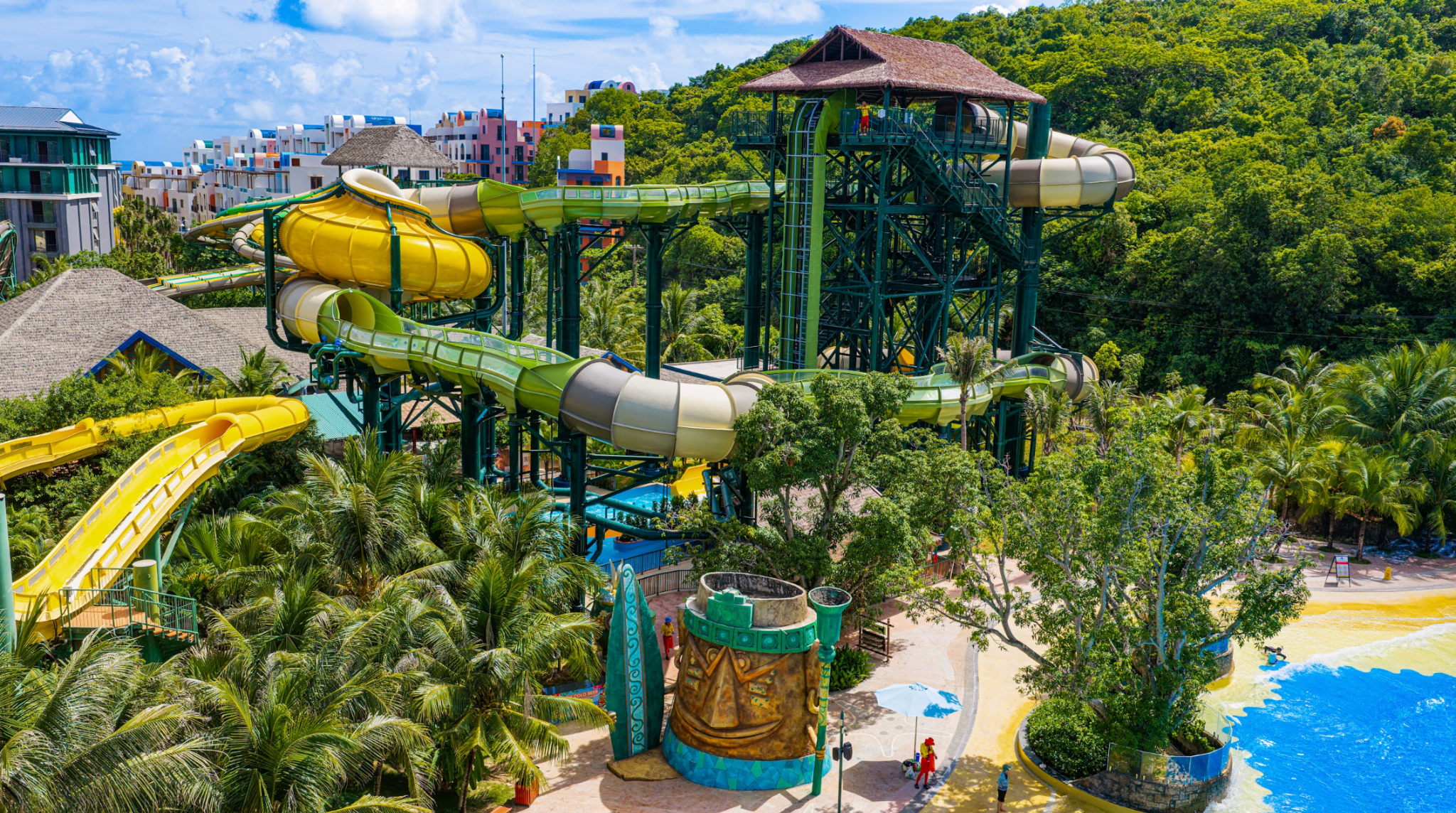 Wavy Whirl là làn trượt nước PowerRAPIDS đầu tiên trên thế giới được vận hành tại Hòn Thơm.