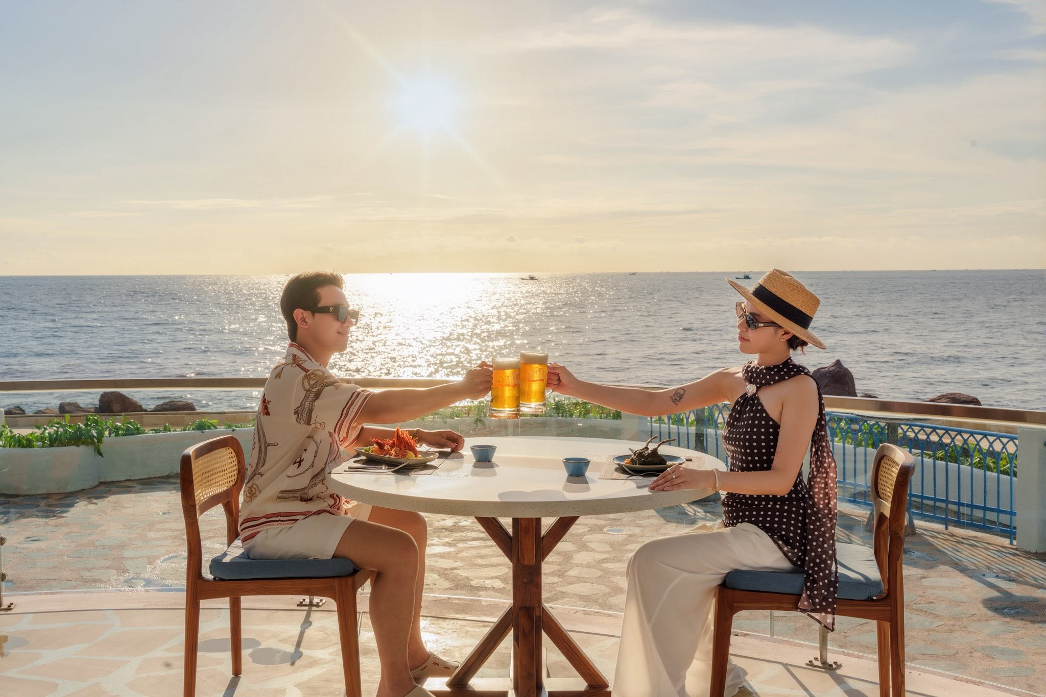 Du khách ngắm hoàng hôn Phú Quốc từ Santo Beach Club bên bờ biển Hòn Thơm.