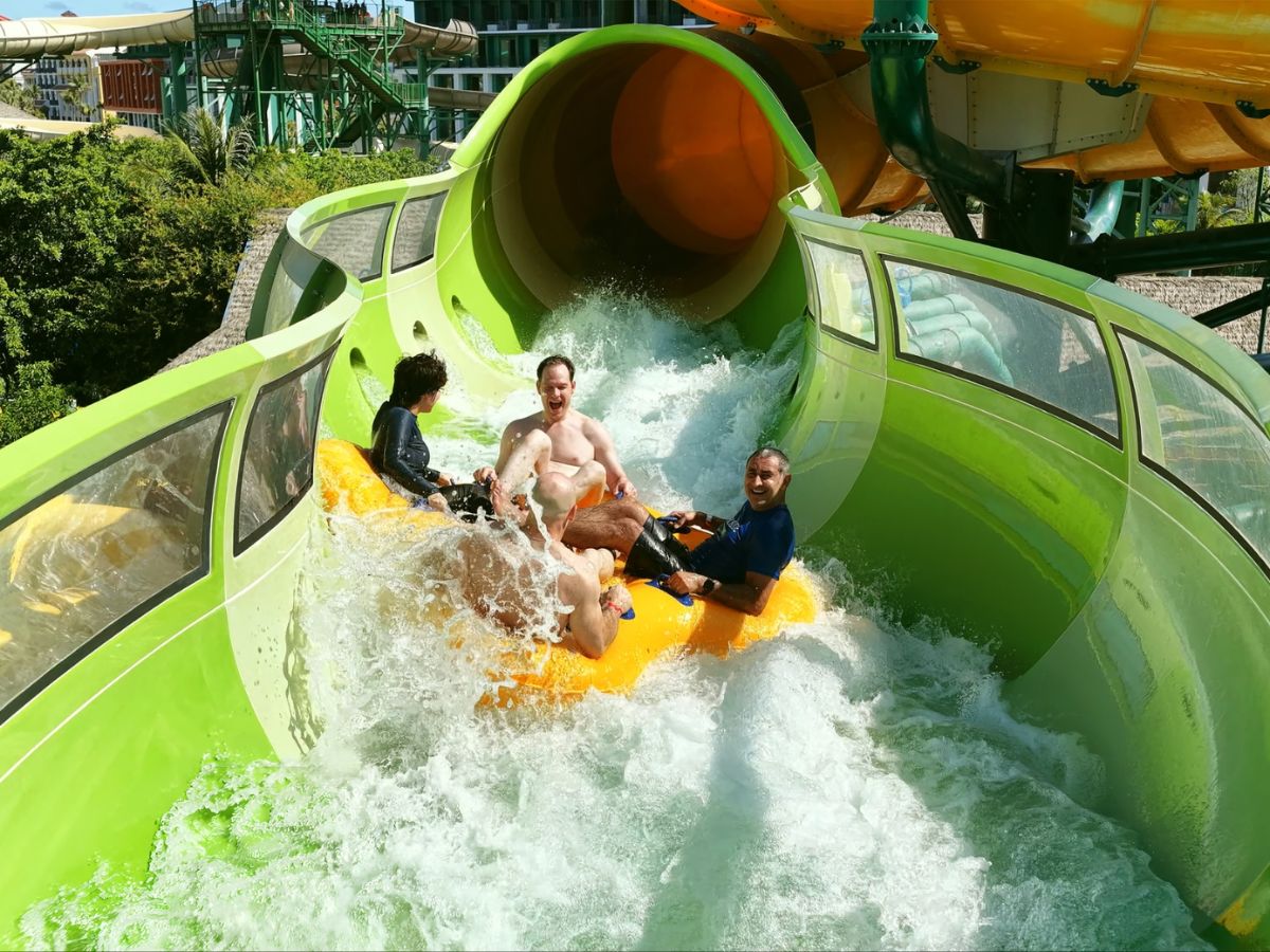 Lốc xoáy nhiệt đới dành cho gia đình là gợi ý đáng cân nhắc tại Aquatopia Water Park.
