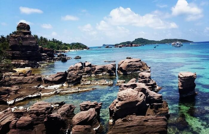 Mũi Đá Chồng nằm ở khu vực Bãi Thơm tại Bắc đảo