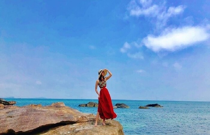 Buổi sáng thời tiết mát mẻ thích hợp để du khách ghé thăm Mũi Đá Chồng