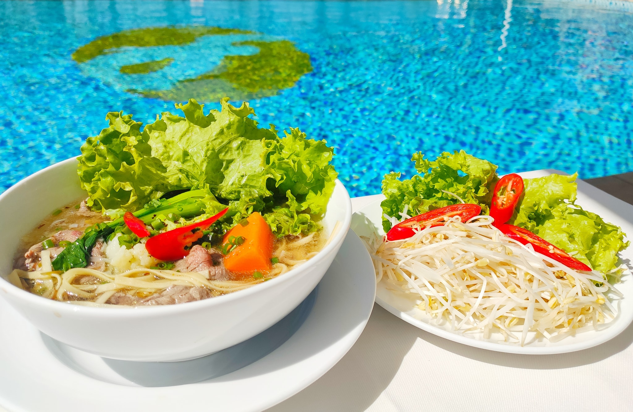 Nhà hàng cung cấp thực đơn đa dạng từ món Việt truyền thống đến các món Á Âu 