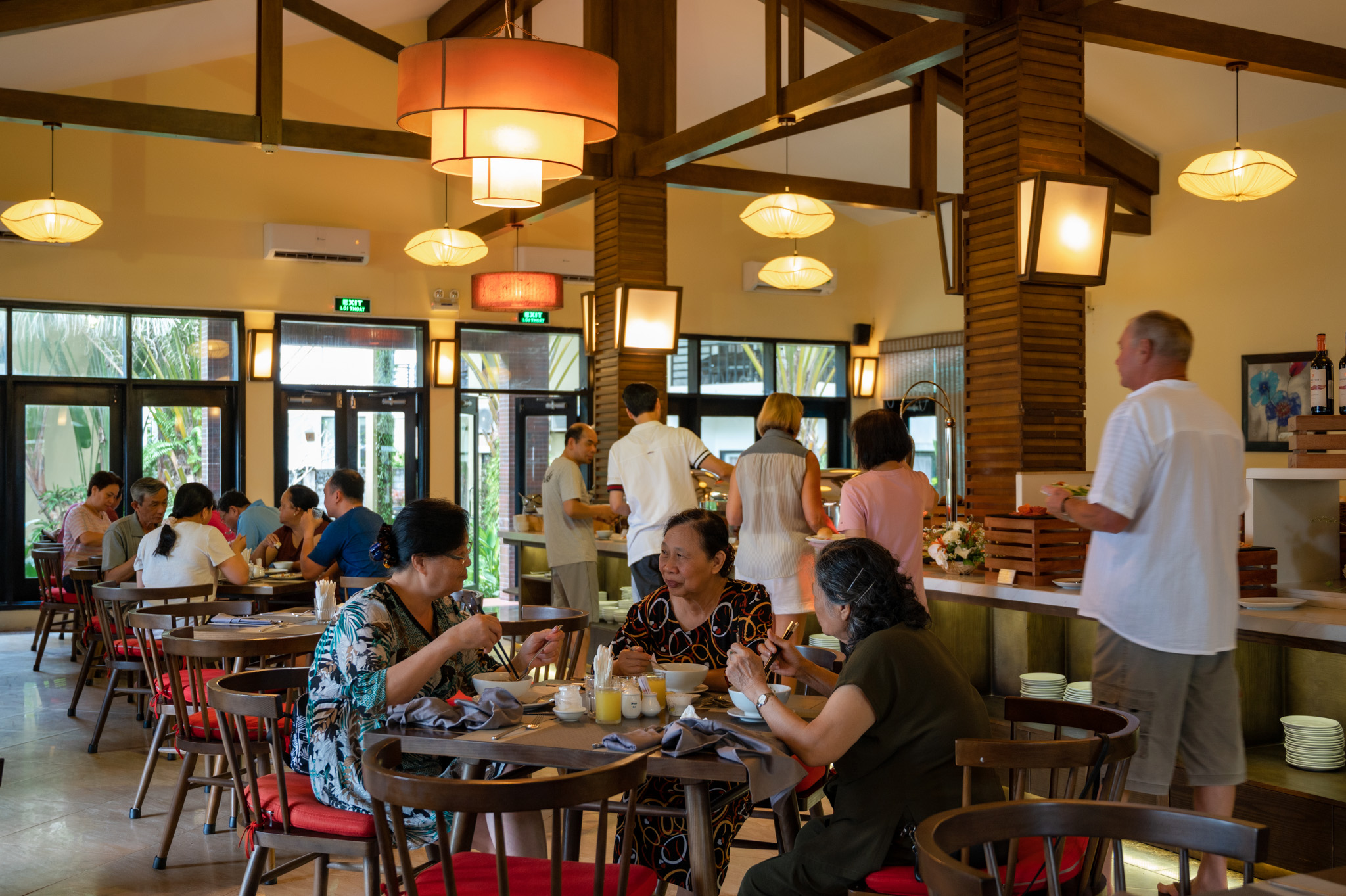 Chất lượng phục vụ chuyên nghiệp tại nhà hàng được nhiều du khách yêu thích