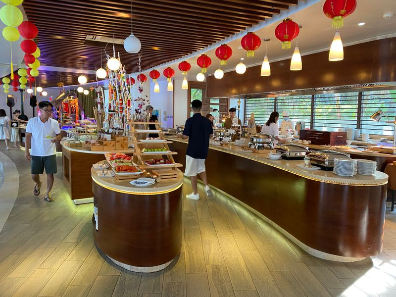 Du khách nên đặt bàn trước khi đến nhà hàng để được phục vụ chu đáo hơn