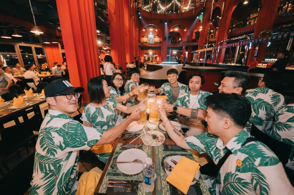 Du khách thích thú thưởng thức bia tươi thủ công tại nhà hàng