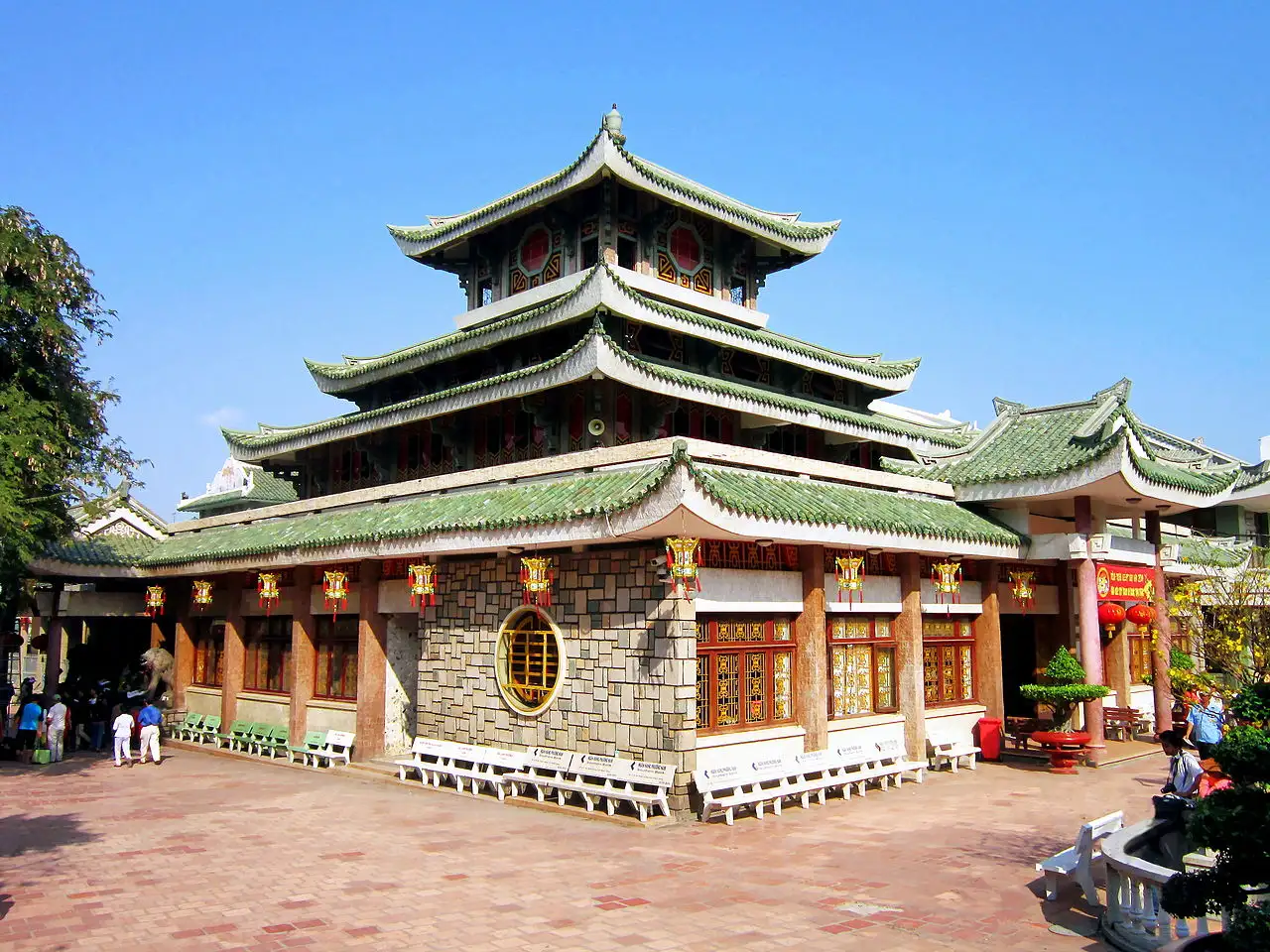 Miếu Bà Chúa Xứ Núi Sam là địa điểm linh thiêng nổi tiếng tại Châu Đốc
