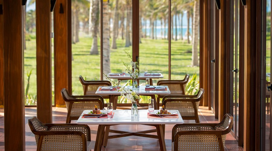Du khách chỉ cần khoảng 10 phút di chuyển từ sân bay để tới Mövenpick Resort Cam Ranh