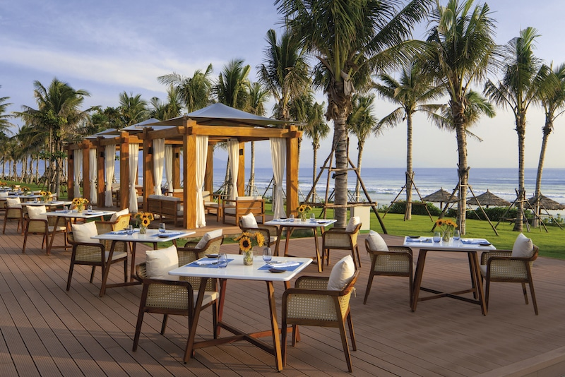 Không gian hướng biển tại nhà hàng Tropicana gây ấn tượng với nhiều du khách