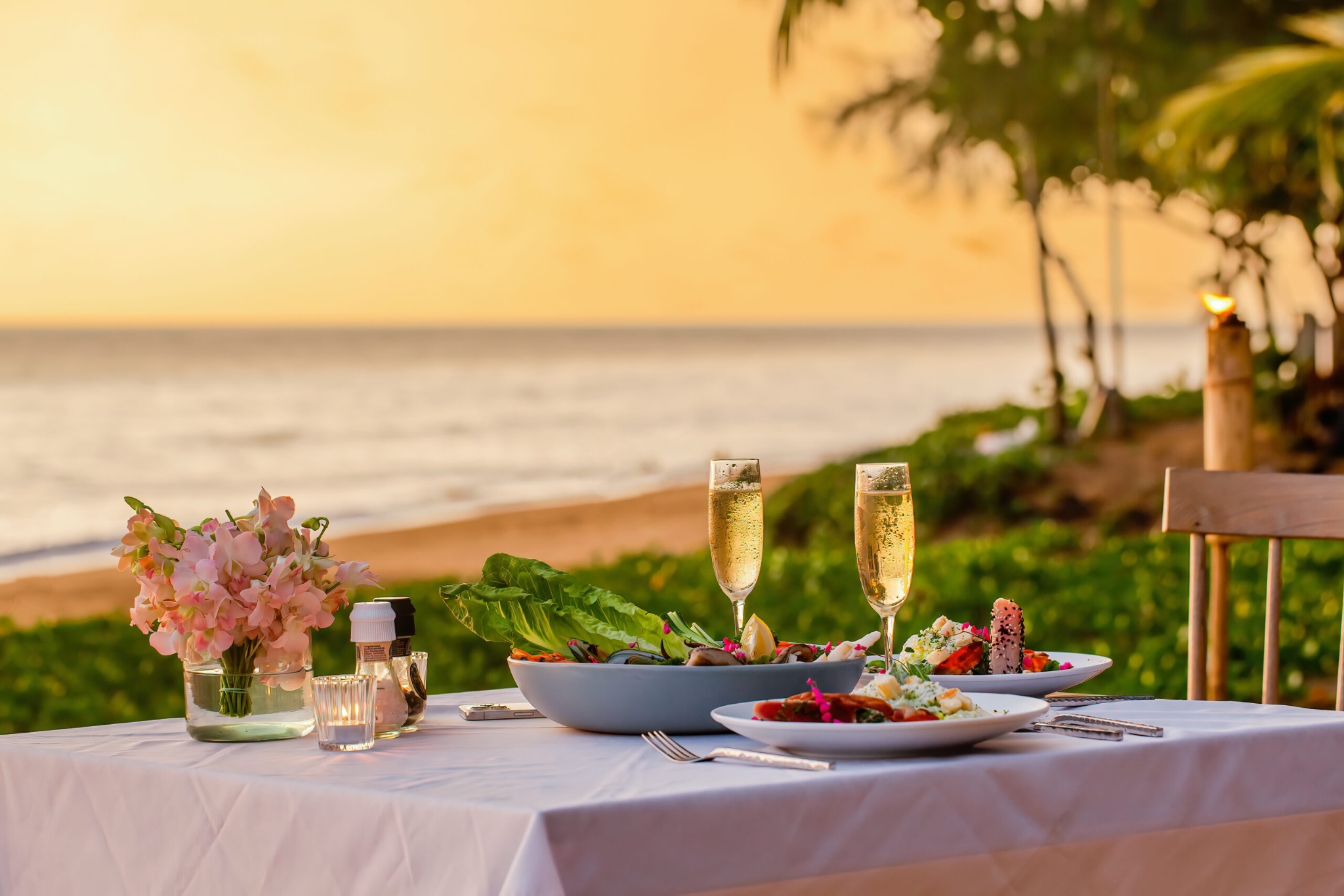 Không gian ngoài trời hướng biển là điểm nhấn của nhà hàng Tropicana Restaurant