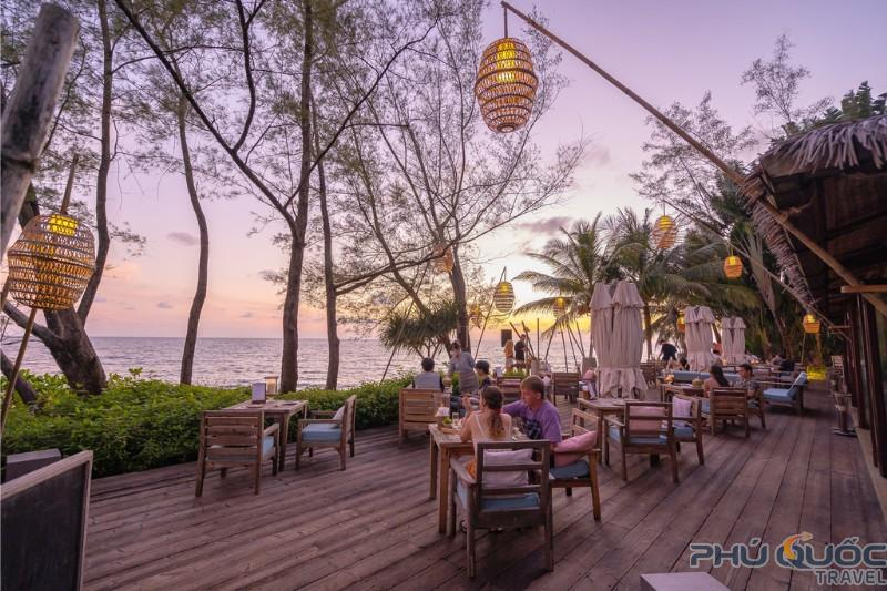 Không gian ven biển dưới ánh hoàng hôn tạo nên khung cảnh vô cùng lãng mạn