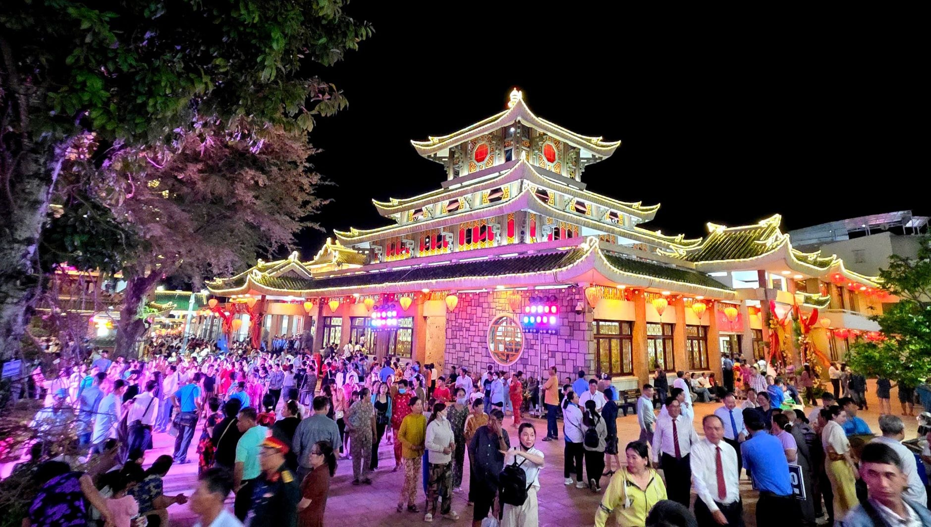 Miếu Bà Chúa Xứ Núi Sam nhộn nhịp vào mùa lễ hội