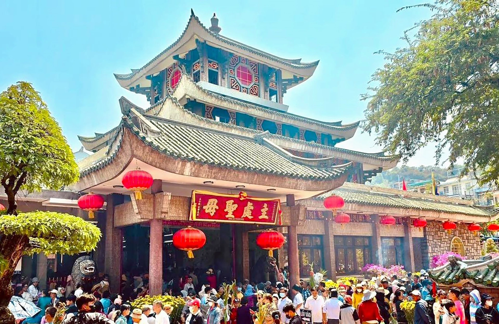 Miếu Bà Chúa Xứ Núi Sam là điểm tâm linh nổi tiếng tại An Giang