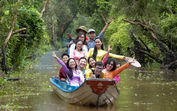 Du khách thích thú trải nghiệm rừng tràm Trà Sư