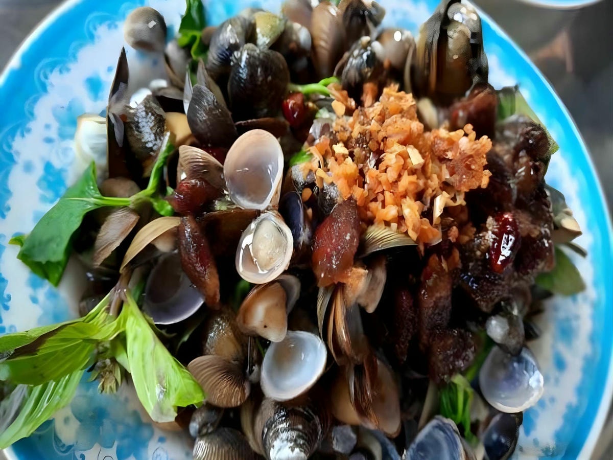 Lía tươi được sơ chế cùng sả, ớt, thể hiện quy trình chọn lọc nguyên liệu địa phương.