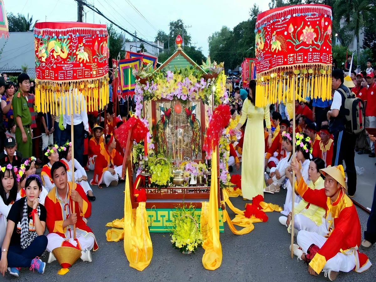 Lễ hội vía Bà diễn ra vào thời điểm thuận lợi, thu hút đông đảo du khách hành hương.