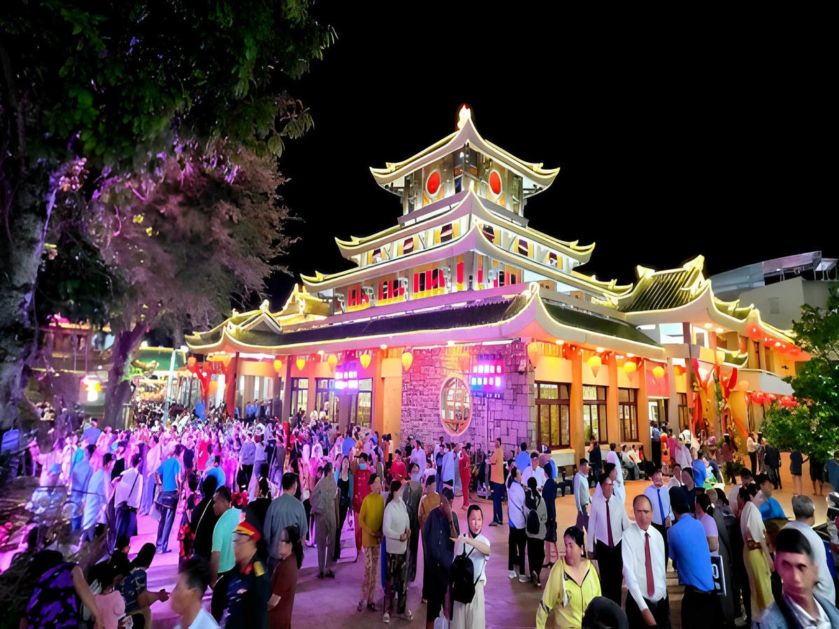 Thời điểm lễ hội tạo không gian tín ngưỡng sôi động tại Miếu Bà Chúa Xứ.