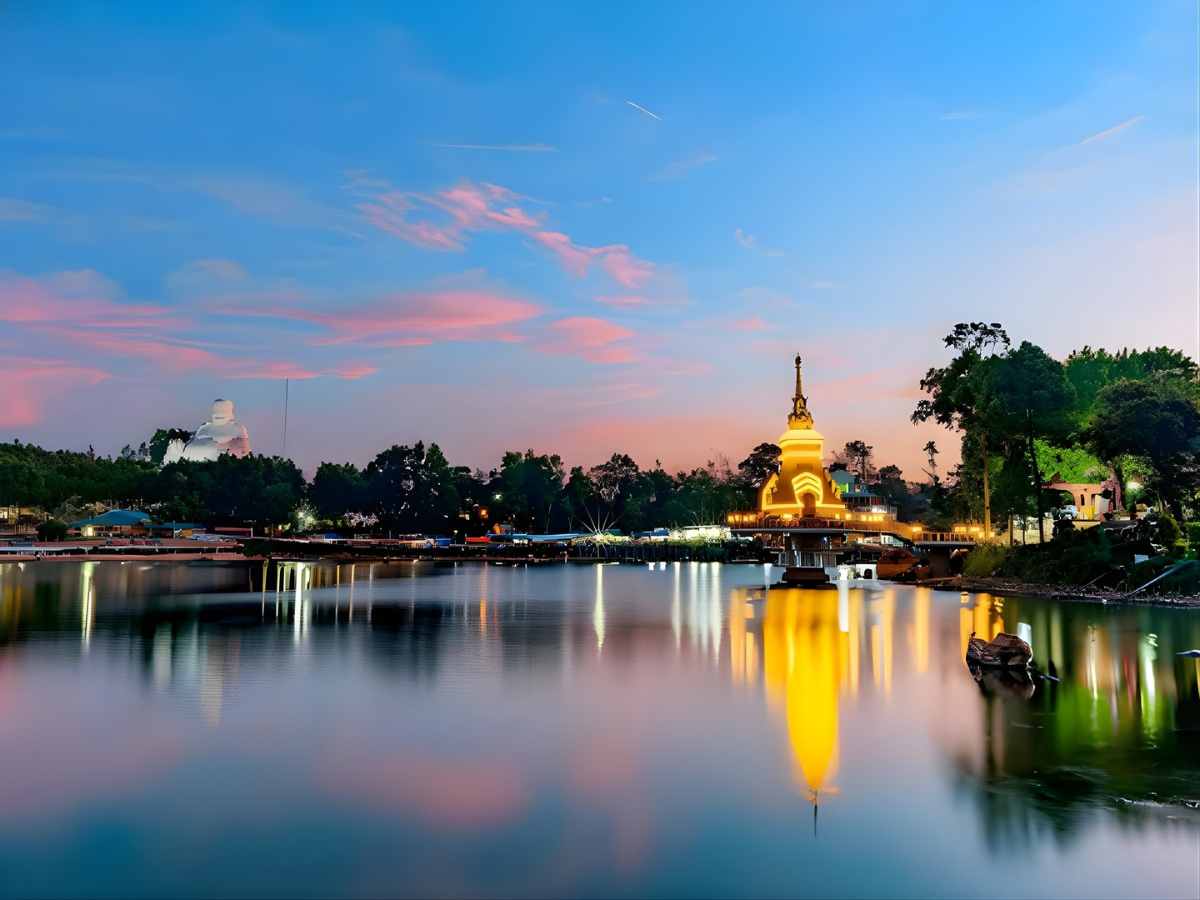 Quần thể chùa chiền và tượng Phật tạo nên không gian tín ngưỡng đặc trưng trên Núi Cấm. 