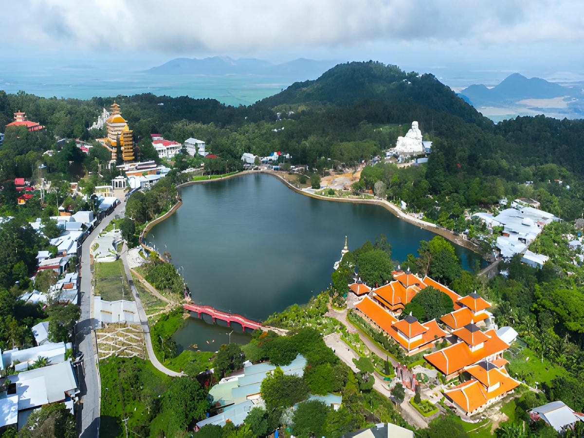 Núi Cấm giữ vai trò điểm nhấn du lịch sinh thái và tâm linh của An Giang.