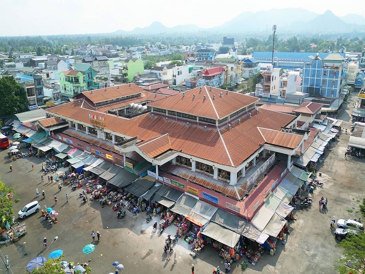 Chợ Tịnh Biên giữ vai trò trung tâm giao thương quan trọng tại khu vực biên giới An Giang.