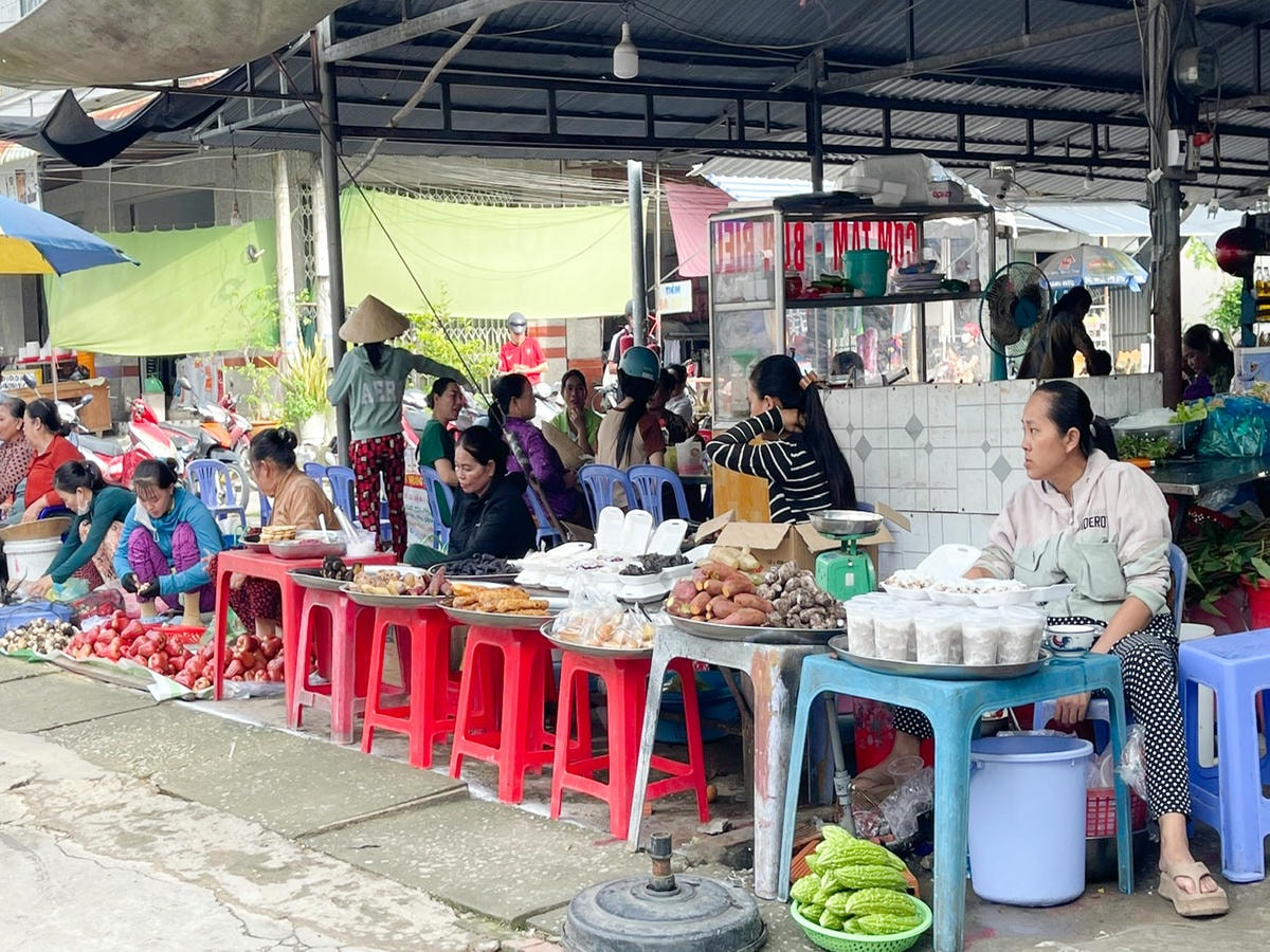Thời điểm sáng sớm tạo không khí mua bán nhộn nhịp đặc trưng của chợ Tịnh Biên.