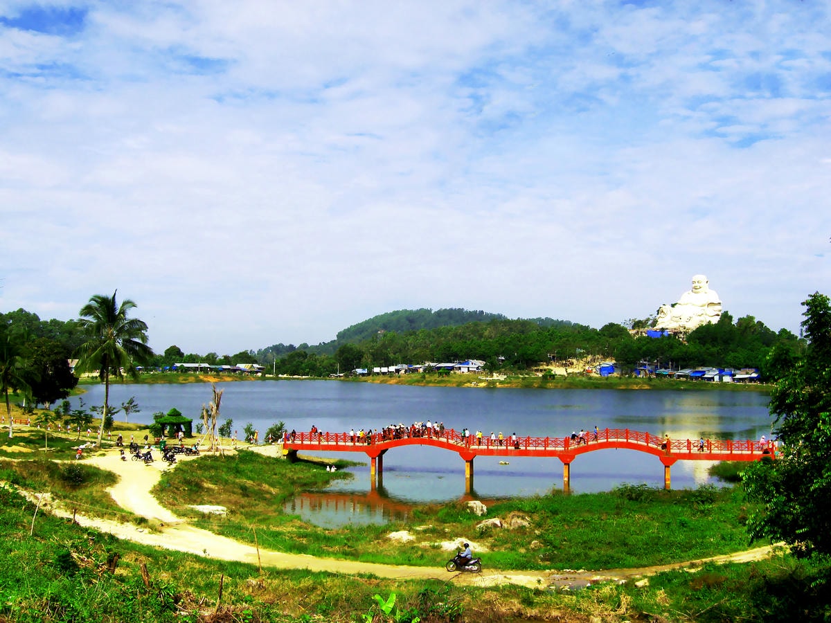 Kết hợp tham quan chợ Tịnh Biên với điểm du lịch lân cận làm phong phú hành trình.