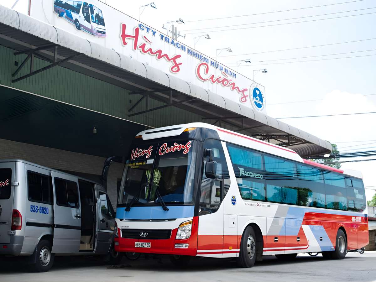 Hành trình di chuyển đến Búng Bình Thiên gắn liền trải nghiệm đời sống sông nước địa phương.