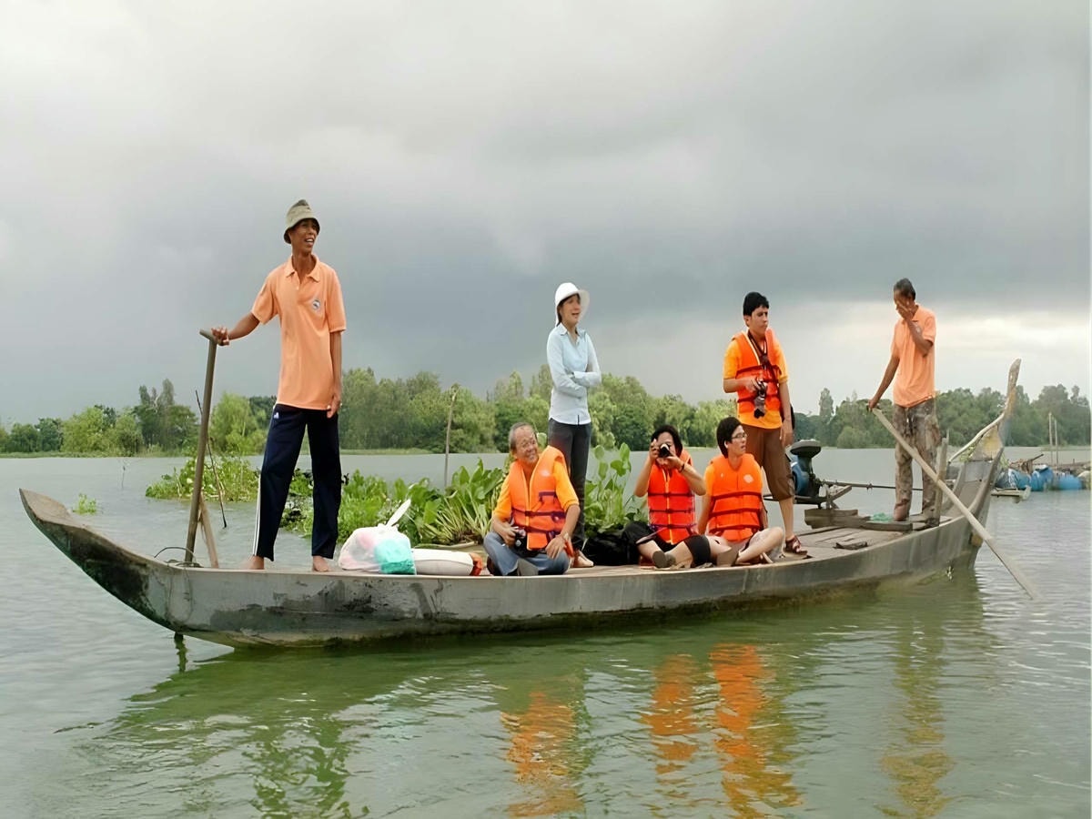Cảnh quan mặt nước Búng Bình Thiên phản ánh rõ nhịp sống mùa nước nổi.
