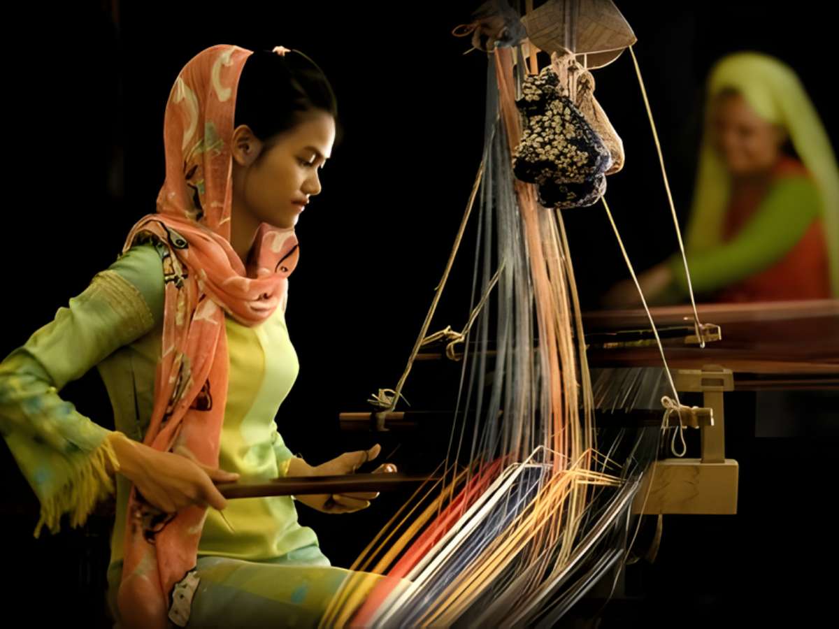 Tìm hiểu trang phục và nghề truyền thống bao gồm khăn, khung cửi gỗ cũng như cách dệt thổ cẩm.
