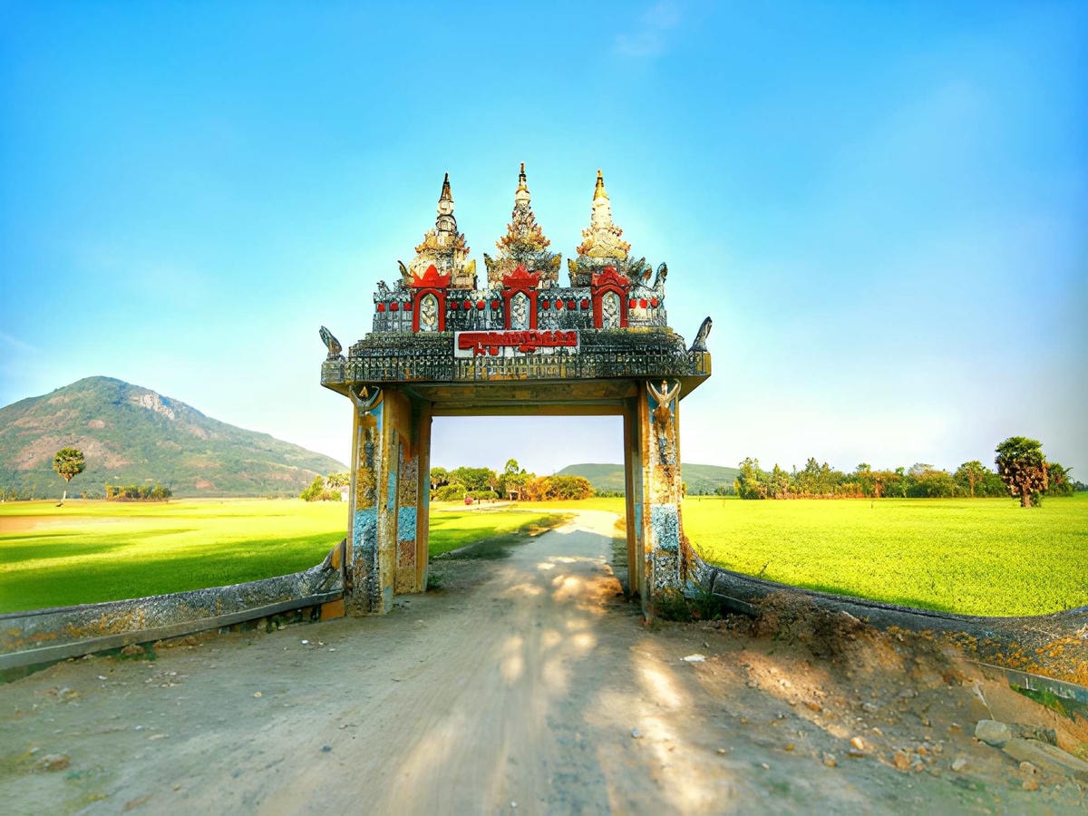 Cảnh quan quanh cổng trời Tri Tôn thay đổi theo thời gian trong ngày, tạo chiều sâu thị giác.