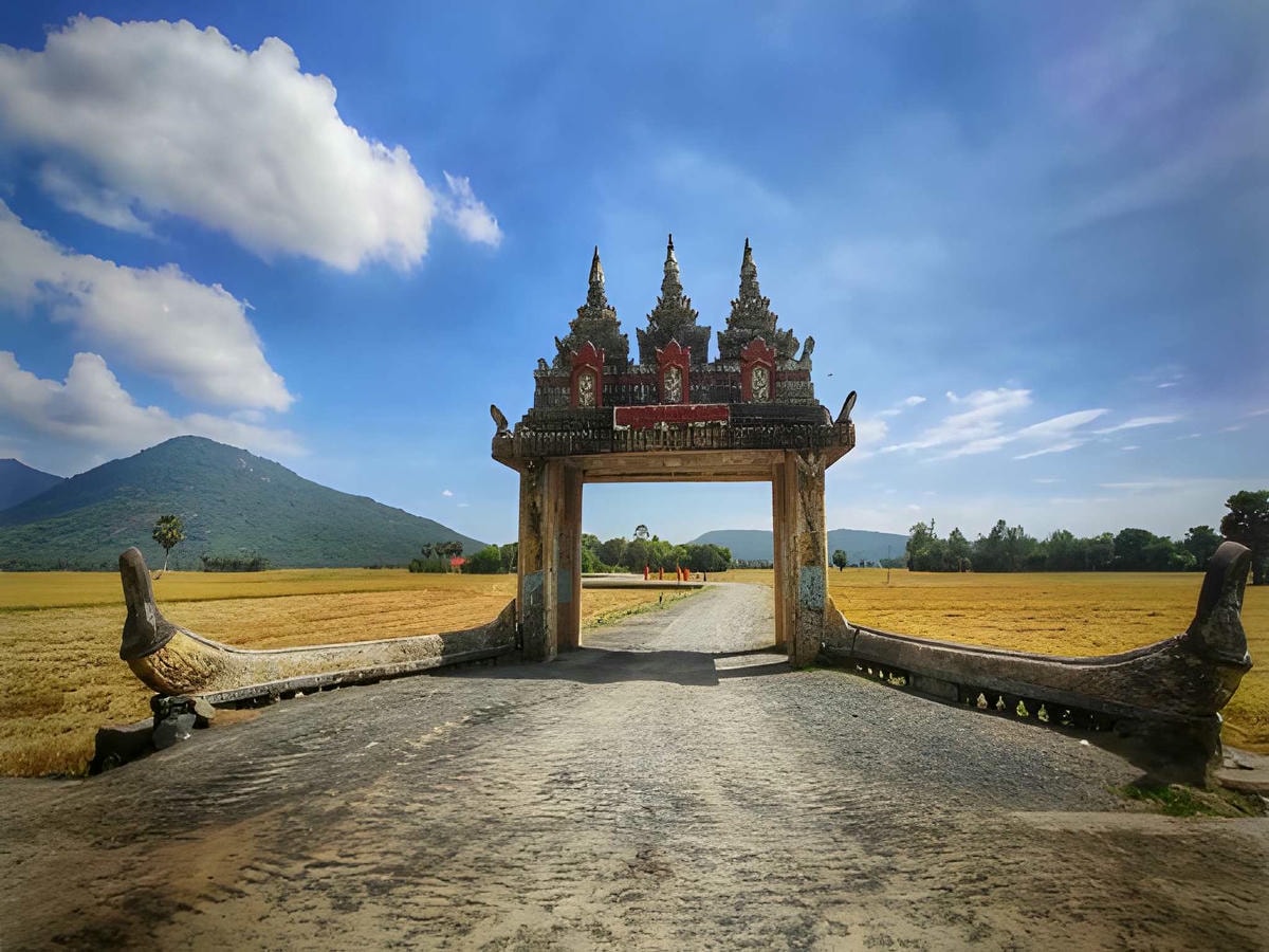 Thời điểm mùa khô là lúc lý tưởng để ghé thăm và chụp ảnh tại cổng trời Tri Tôn.