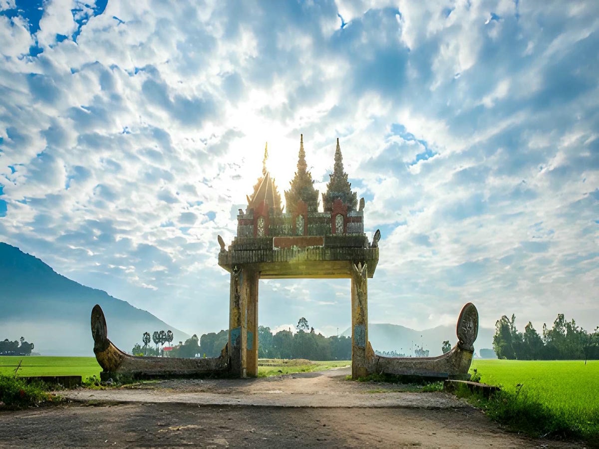 Cổng trời Tri Tôn sở hữu vị trí địa lý đặc trưng, hòa quyện cảnh quan núi non và đồng ruộng.