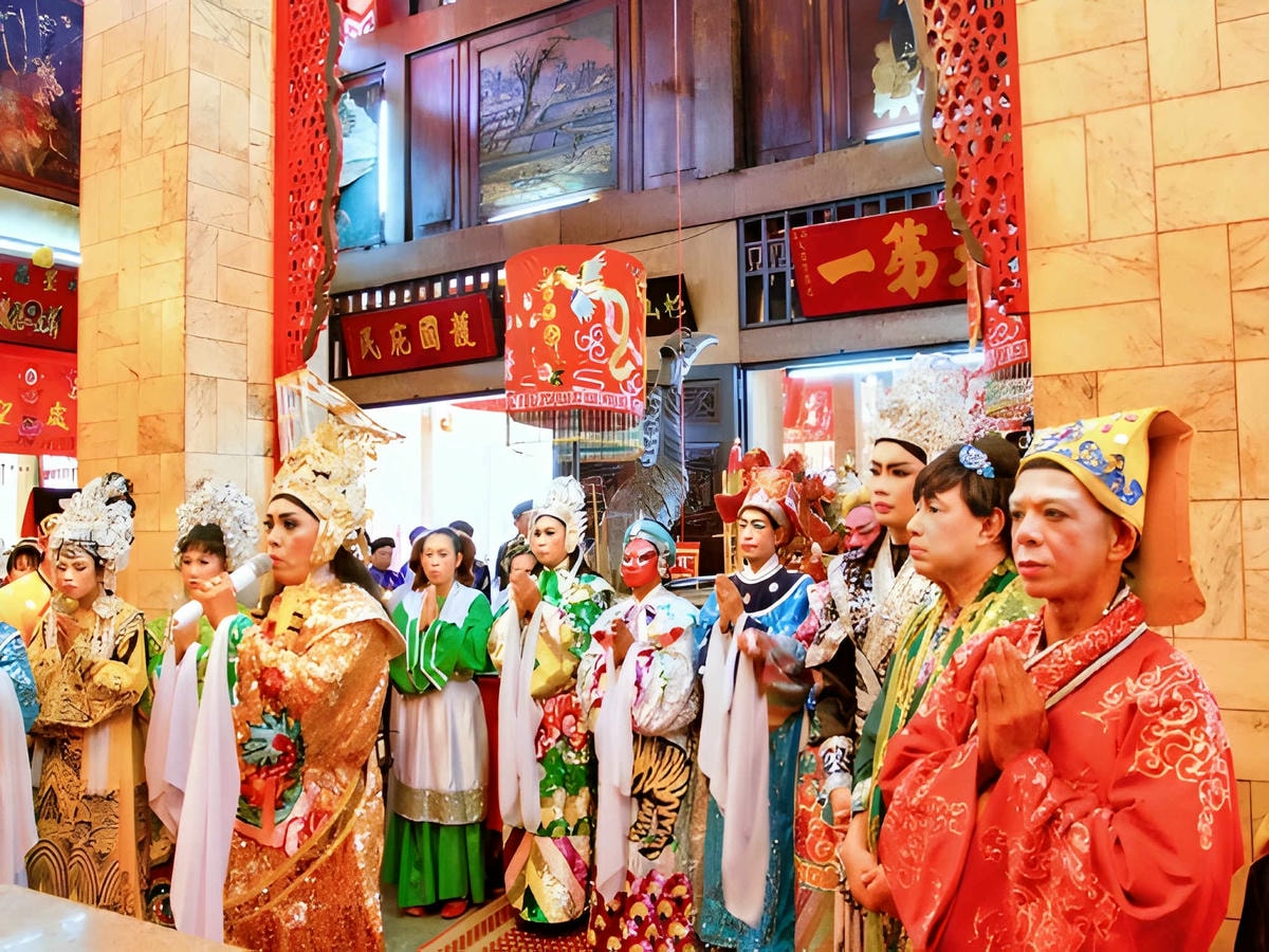 Mùa lễ hội tại Núi Sam tạo nên không khí hành hương trang nghiêm, đậm bản sắc.