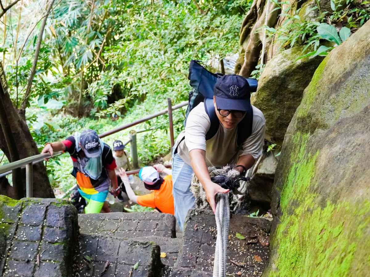 Trekking nhẹ tại Núi Két mang đến trải nghiệm khám phá rừng núi an toàn.