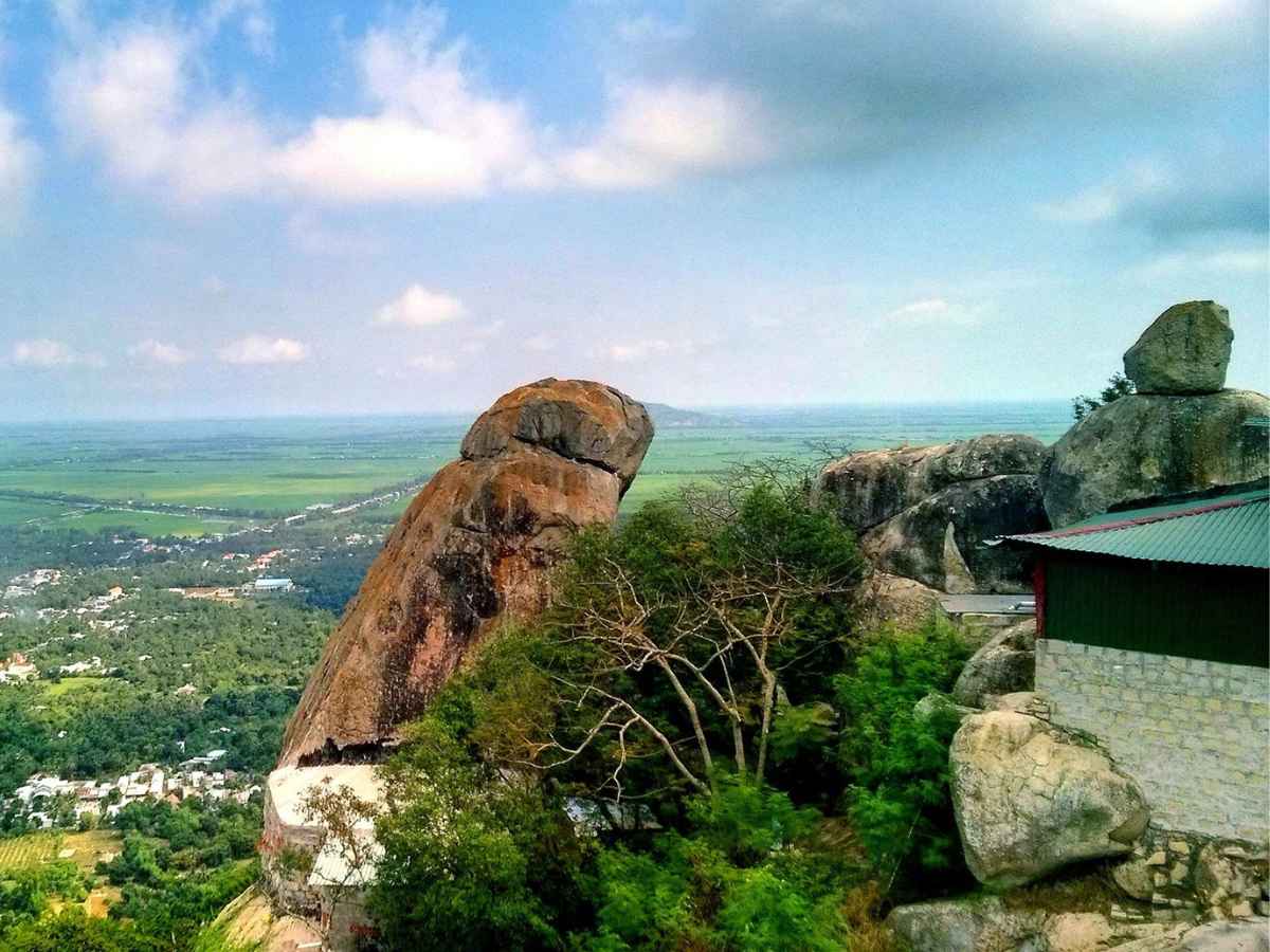Mùa khô là thời điểm lý tưởng để khám phá Núi Két và ngắm cảnh toàn vùng. 