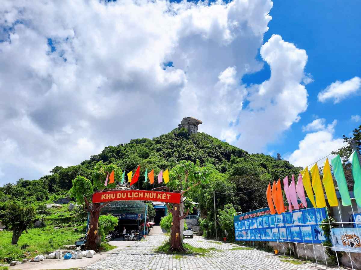 Núi Két sở hữu vị trí địa lý đặc trưng và cảnh quan tự nhiên nổi bật vùng Bảy Núi. 