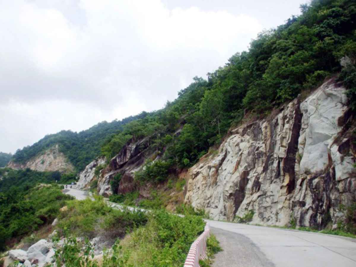 Hành trình tiếp cận Núi Dài mang đến trải nghiệm chuyển tiếp từ đồng ruộng lên núi.