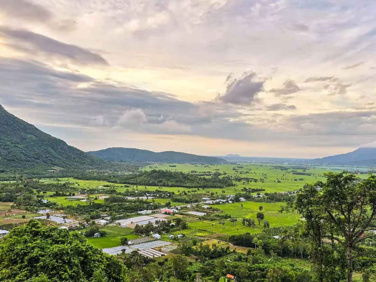 Mùa khô là thời điểm phù hợp để khám phá Núi Dài và ngắm cảnh toàn vùng.