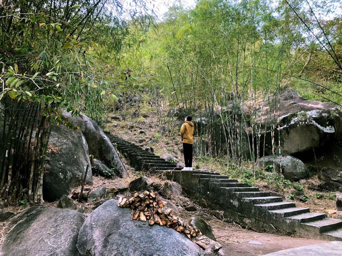 Hình dáng tự nhiên Núi Tượng gắn với biểu tượng và cách người dân địa phương lý giải.